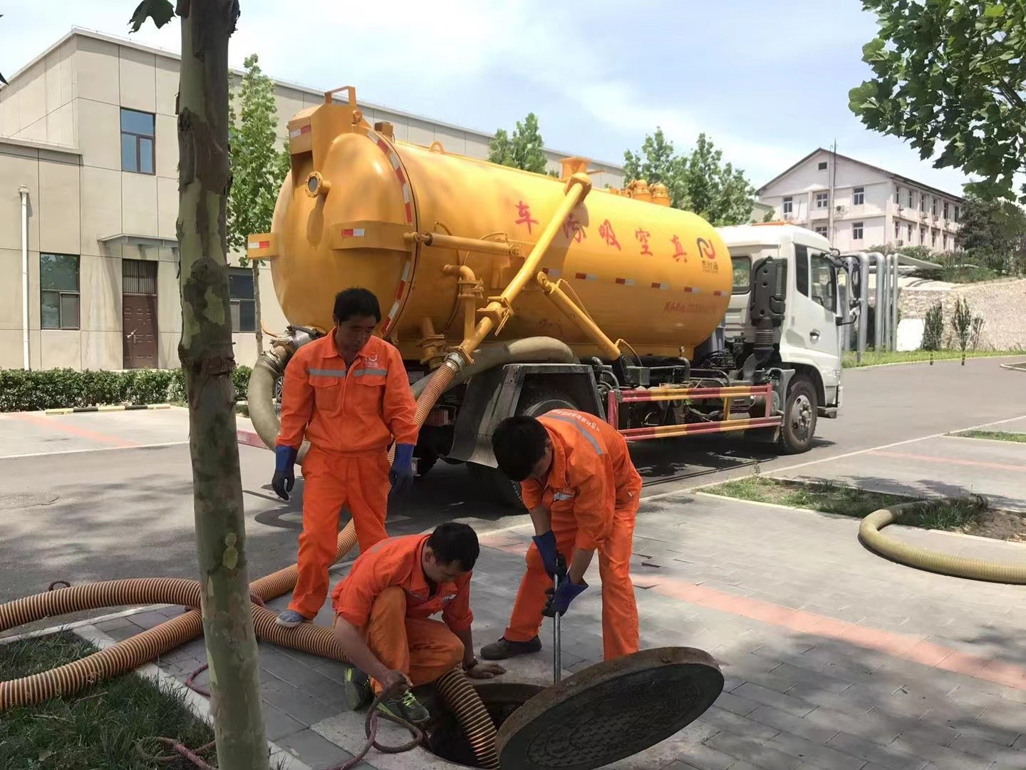 布拖化粪池清理与5-8吨吸粪车施工效率分析